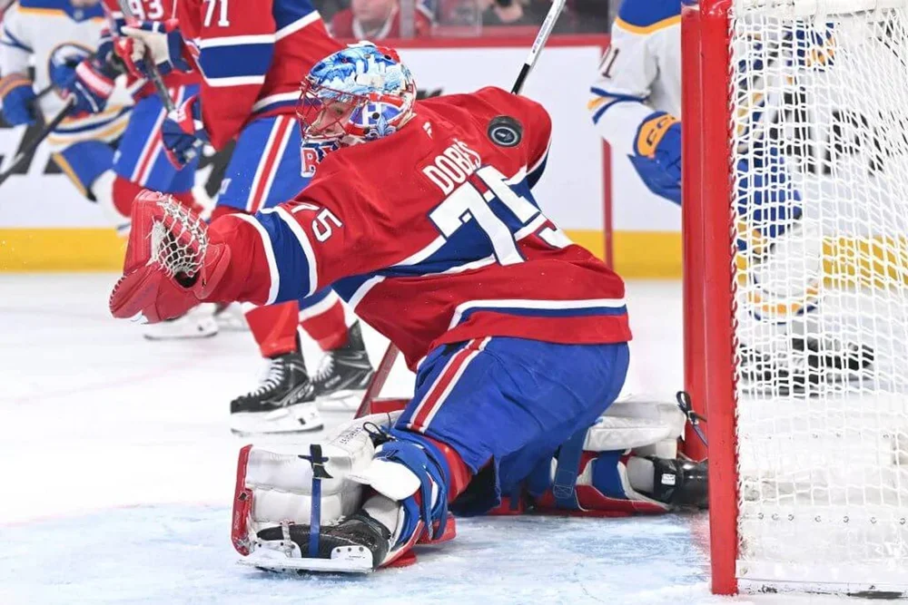 Goalie Jakub Dobeš reaches for the puck but misses during a Canadiens game.