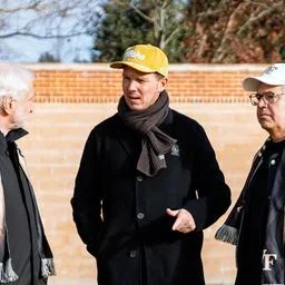 Bundestrainer Julian Nagelsmann, DFB-Sportdirektor Rudi Völler und DFB-Geschäftsführer Andreas Rettig auf dem Gelände der Wake Forest University.