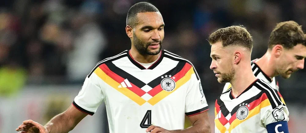 Joshua Kimmich (r.) im Gespräch mit Jonathan Tah